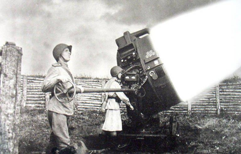 Зенитный прожектор в работе. Из открытых источников