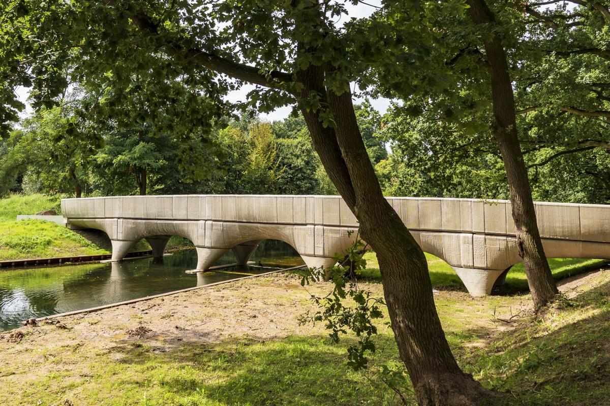 Самый длинный (29 метров) пешеходный мост, созданный при помощи 3D-принтера, находится в Нидерландах. Напечатан в 2019 году. 