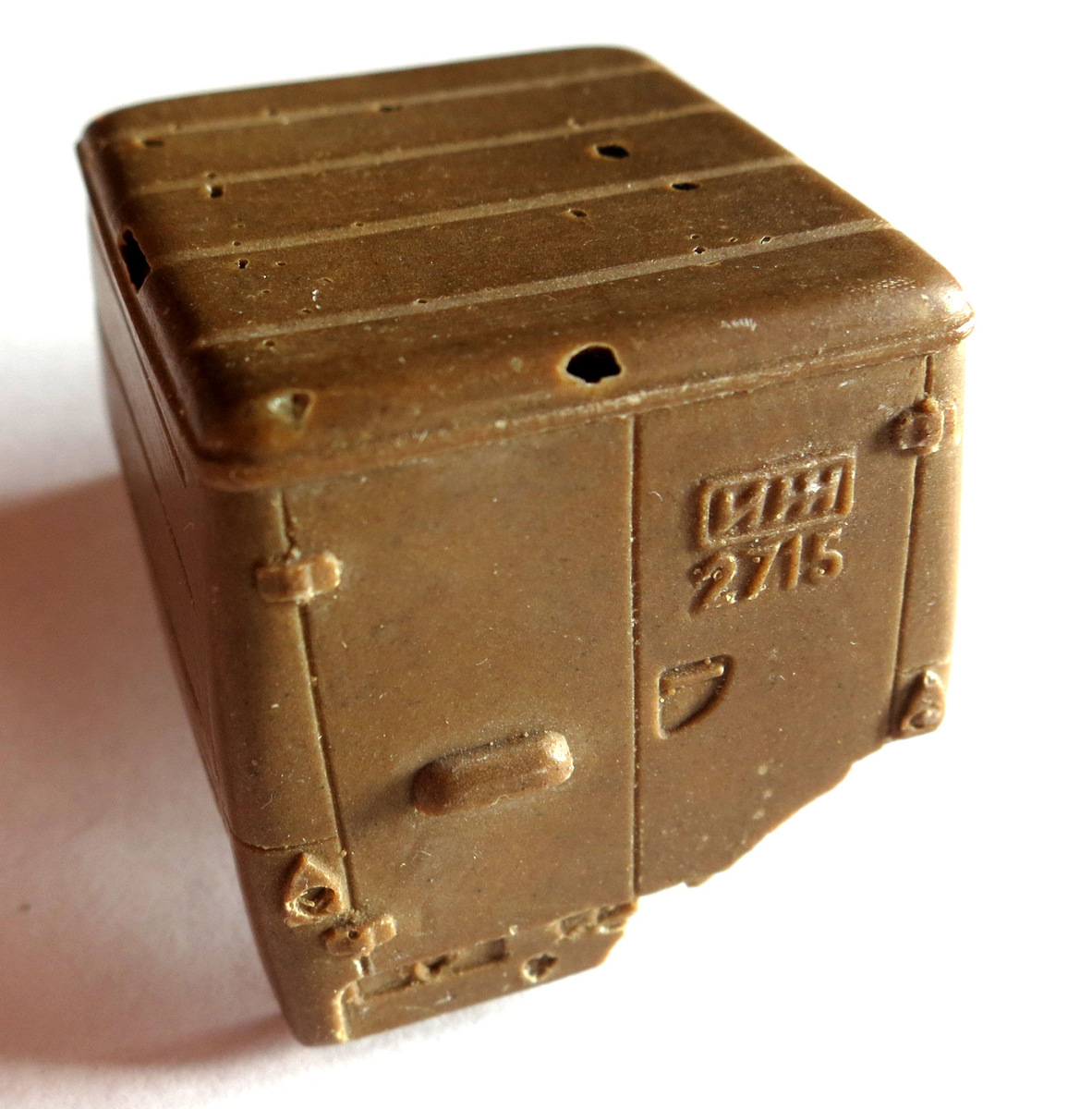 Вот такая будка с отломанными кусками и многочисленными кавернами.