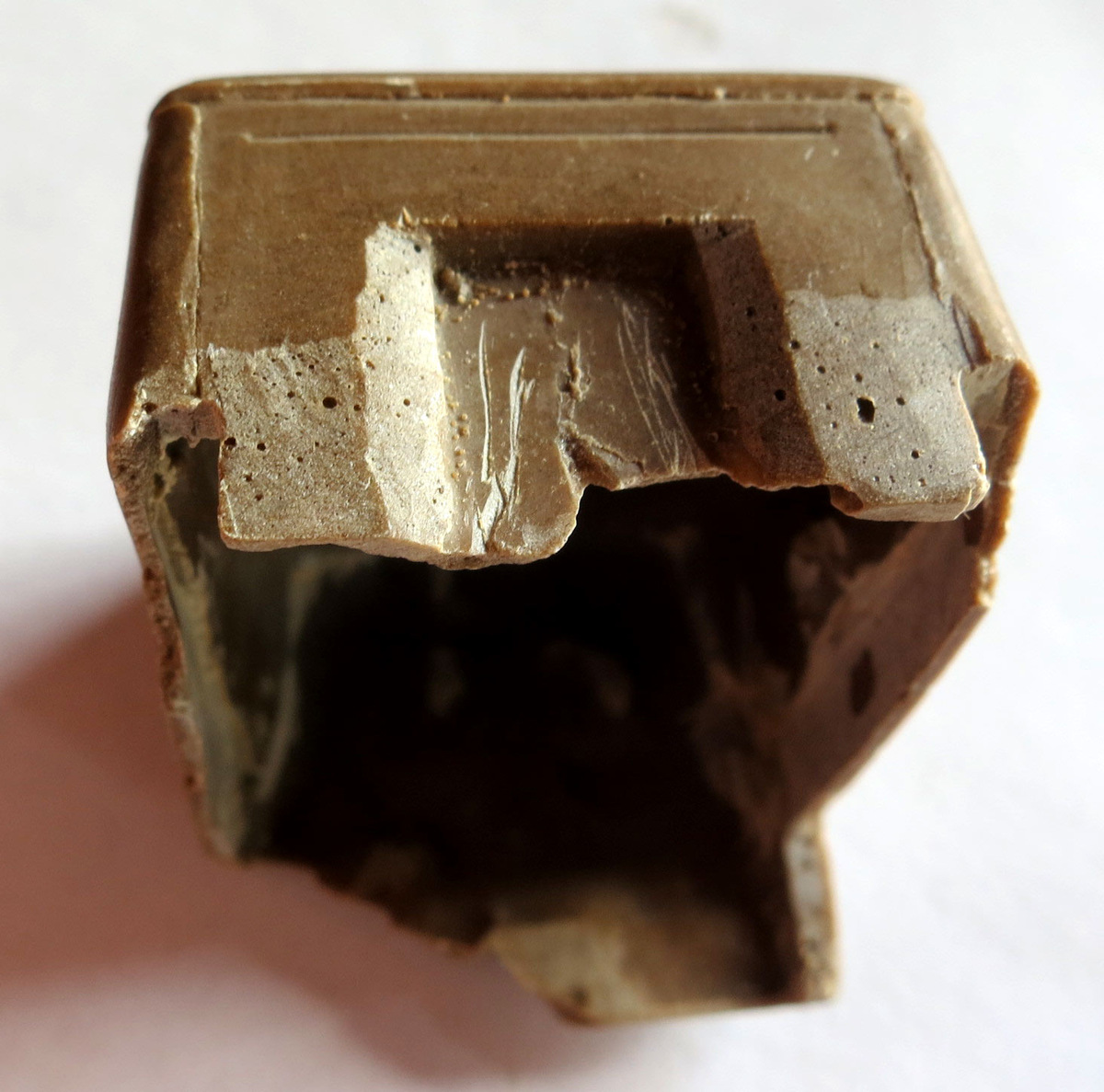 Вот такая будка с отломанными кусками и многочисленными кавернами.