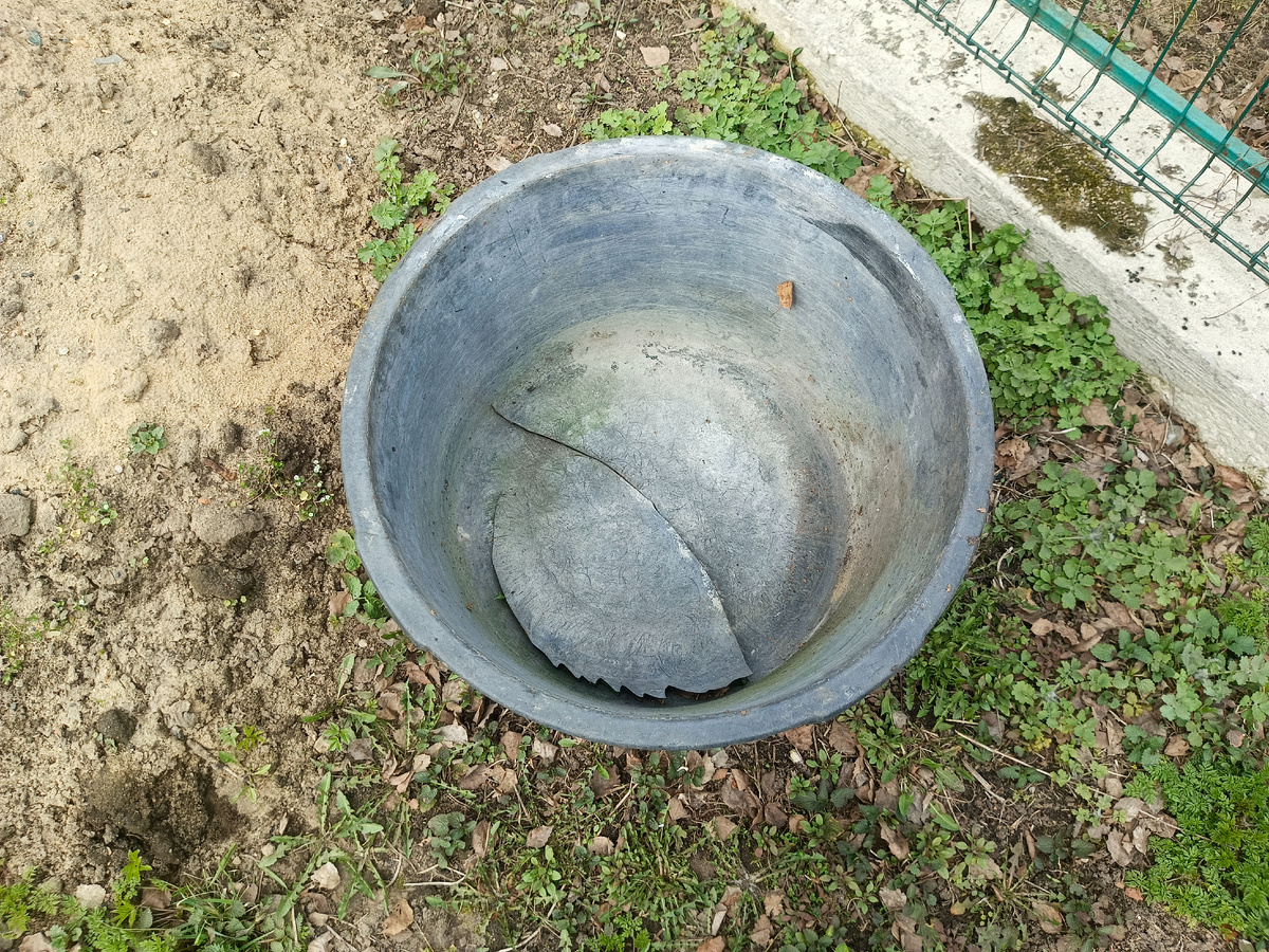 Строительное корыто с треснутым дном вместо дренажных отверстий