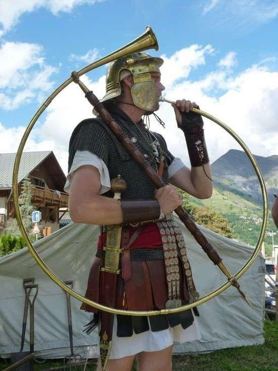 Современный реконструктор с римской буциной