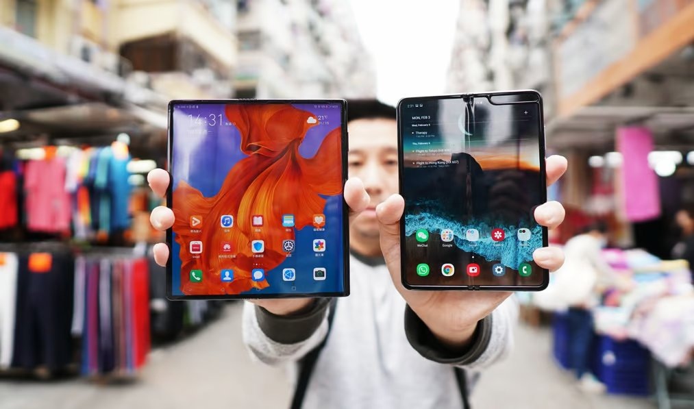 Samsung Fold vs. Huawei Mate X