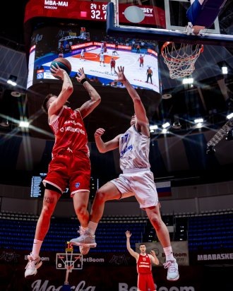    Баскетболисты "Енисея" (в белом) выступление в этом сезонеуже закончили. / Фото: vtb-league.com