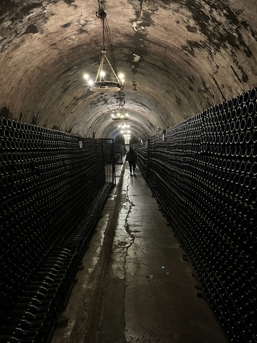 Штольни с вином, изготавливаемым классическим методом