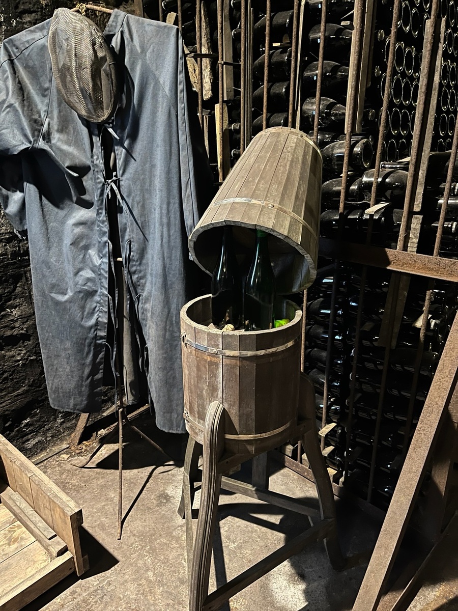 Пюпитр для дегоржажа - процесса, при котором убирается осадок из бутылки с игристым вином