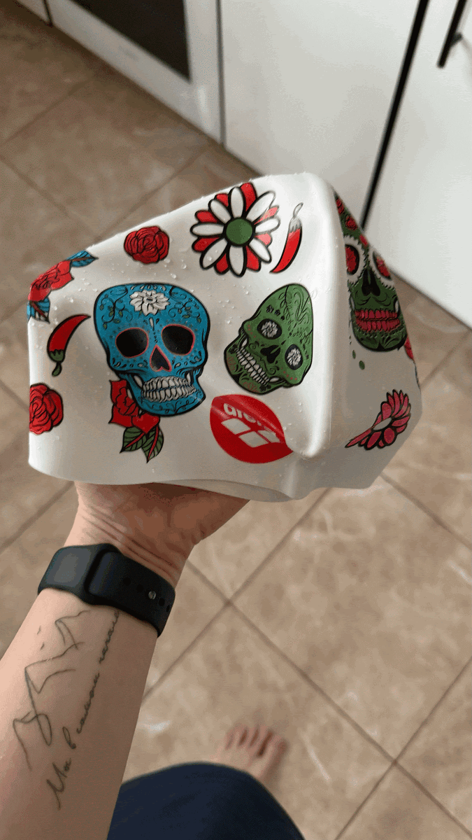 Это силиконовая шапочка от бренда Arena.