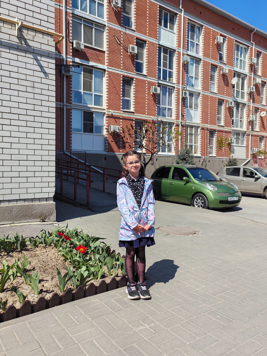 Недалеко от школы, идём с уроков, жарко