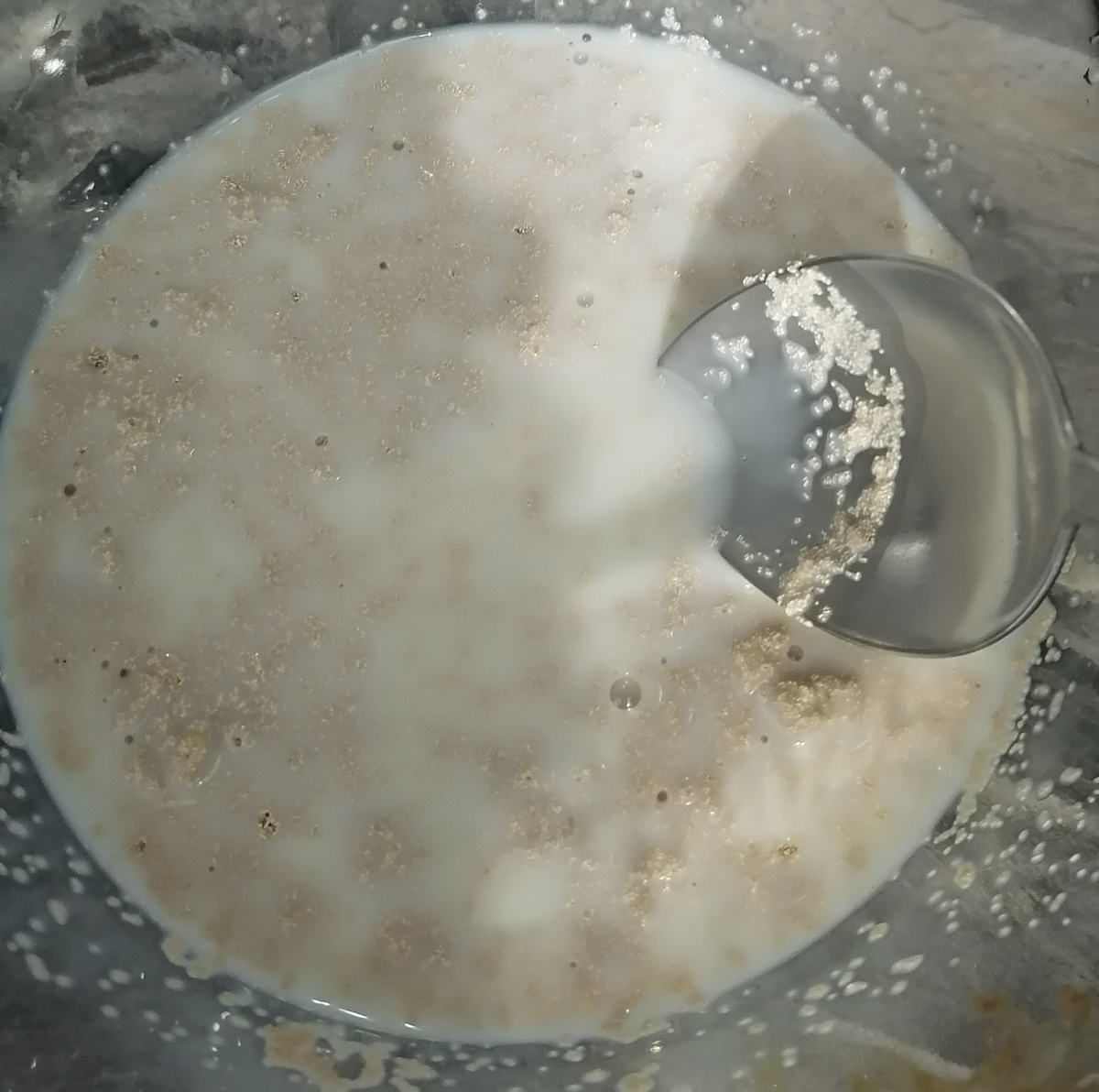 Тёплое молоко 60 мл добавляем дрожжи. Ставим на 15 минут в тёплом месте