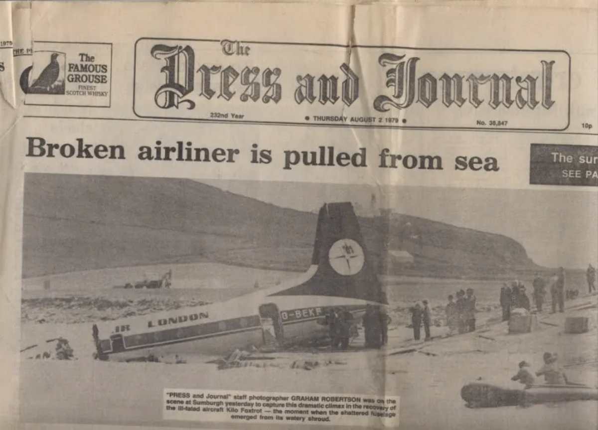 На первой полосе «Прес энд Джорнал» сообщается о подъёме обломков рейса 0034 авиакомпании Dan-Air. («Прес энд Джорнал»)
