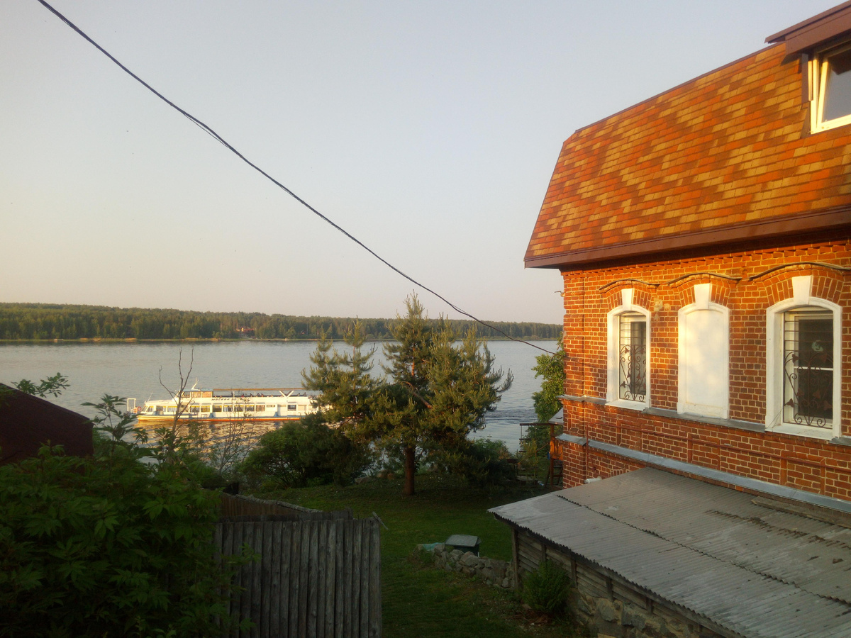 Теплоход отходит от пристани рядом с нашим домом. 