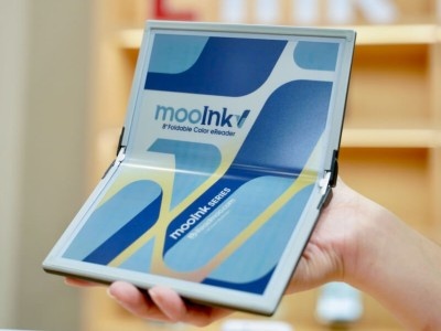    Электронную книгу Readmoo MooInk V можно сложить, как настоящую