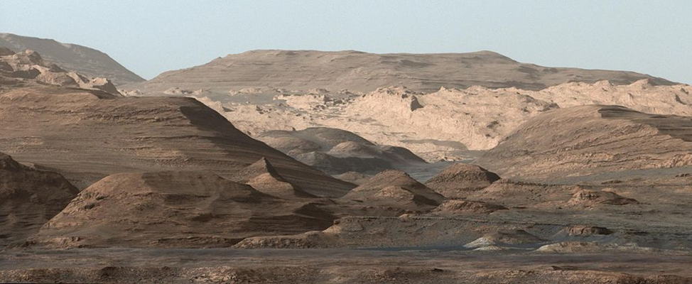 Вид на марсианскую гору Шарп глазами Curiosity. Фото: NASA