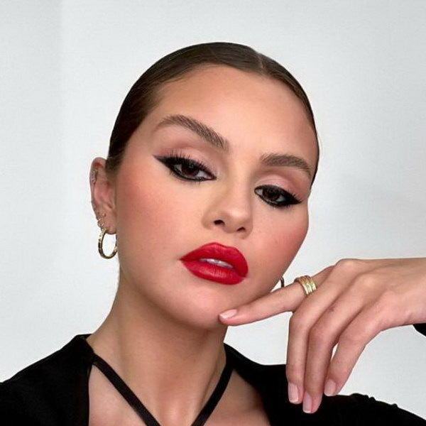     Селена Гомес стала «Женщиной года» по версии Billboard Latin Women in Music