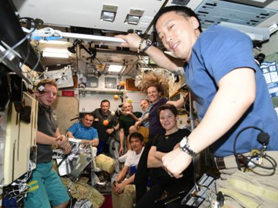 Совместный экипаж МКС отмечает День космонавтики в СМ «Звезда». Фото: Роскосмос