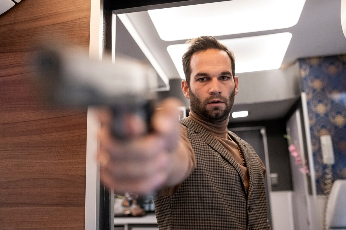 «Рейс навылет»: Джош Хартнетт возвращается в игру с бензопилой, ядом жабы и киллерами на борту