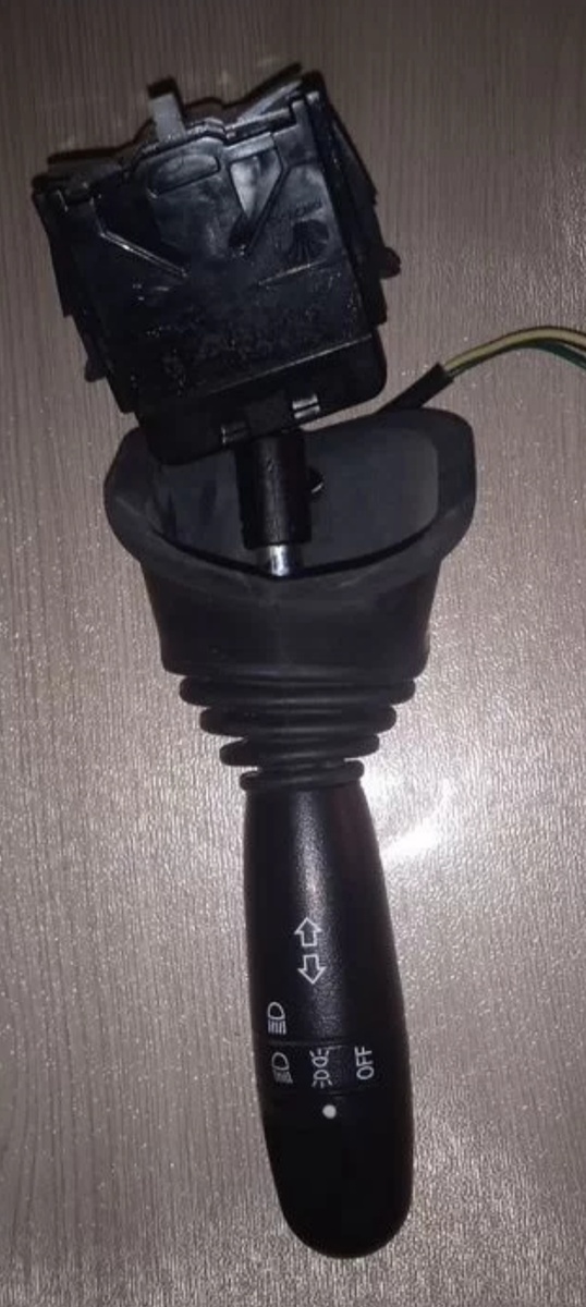 Была проблема с ближним светом. Просто не включался. Дальний свет и габариты работали. После замены переключателя света проблема ушла .