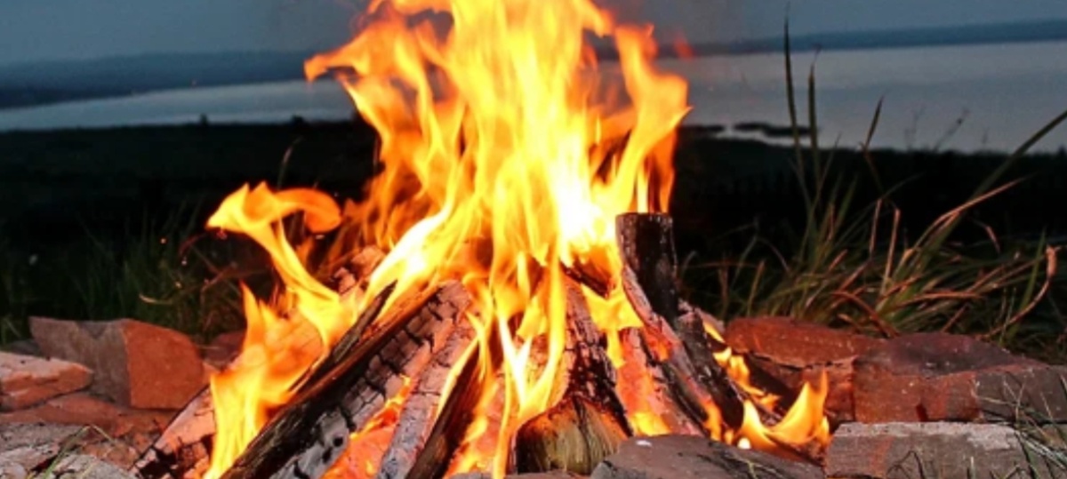 На костёр можно смотреть долго .