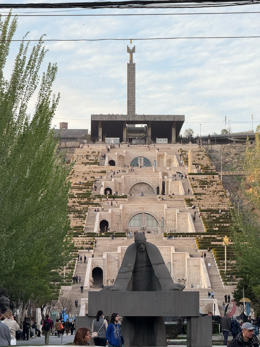 "Каскад" производит очент сильное впечатление. Мне это почему то напоминило Самарскую Площадь.