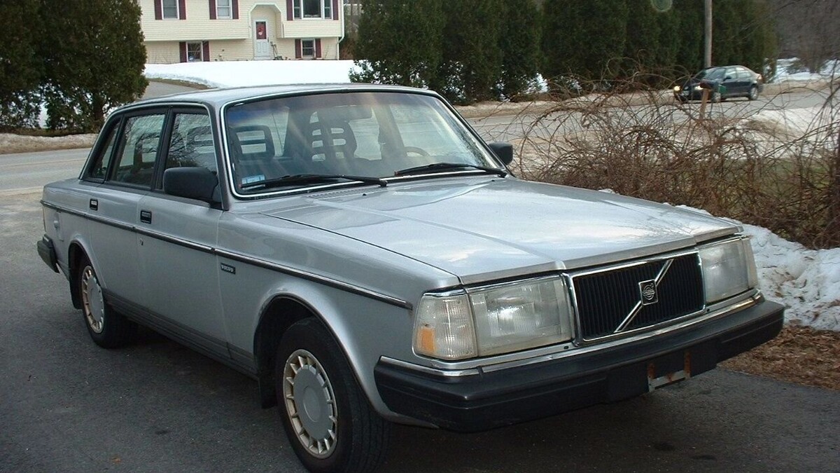 Вольво-240 считался столпом надежности, но бензин мог литься и у него. Фото: newizv.ru