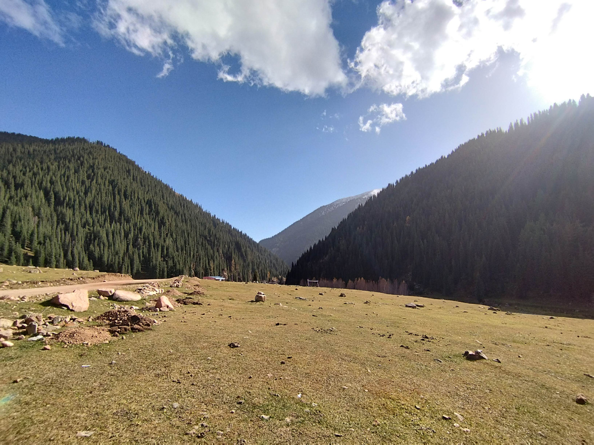 Это - самая дальняя точка, в которую мы заехали. Примерно так можно было бы в теории добратья и до Казахстана. По примеру турецкой мысли тут в ущельях есть рестораны. Ну или даже не рестораны, а скорее - привалы. С юртами, пловом, форелью и чаем. Начинаем хотеть есть!