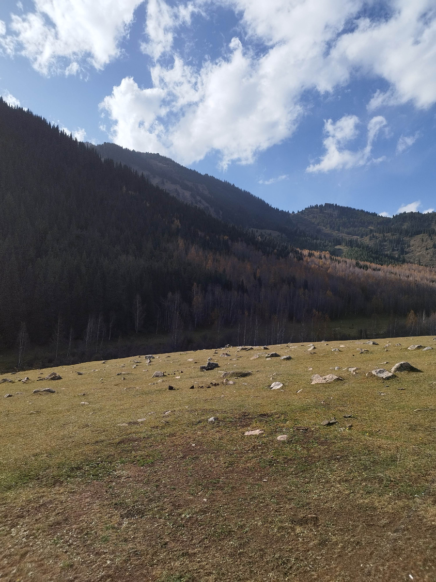 Солнце уже начинает садиться. Движемся обратно к Иссык-кулю и еде. Камни, рассыпанные по равнине тут не редкость, но в долине есть целый парк, где много валунов и никто не не знает - это их люди туда натащили или они так там естетсвенным путем разместились. 