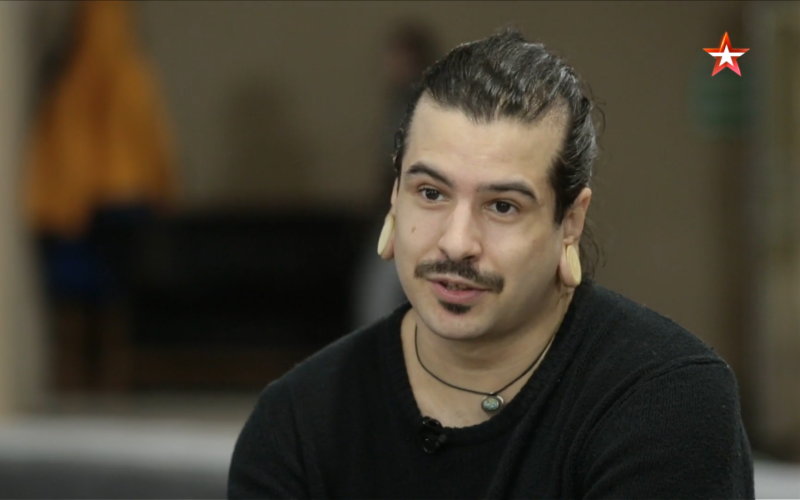    Опасности подстерегали Назара Якубова и на фронте. Как и где он погиб, не уточняется, а в сообщении театра отмечается, что Назар Якубов "умел вдохновлять и объединять людей, создавая атмосферу дружбы и взаимопонимания"...