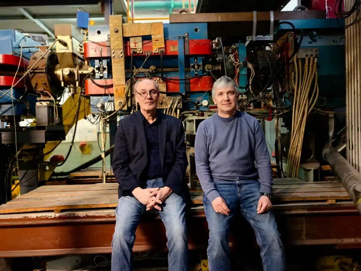    Евгений Левичев – заместитель директора по научной работе ИЯФ СО РАН, директор ЦКП «СКИФ», член-корреспондент РАН, человек, который хорошо понимает, как строить коллайдеры, и Иван Логашенко – заместитель директора по научной работе ИЯФ СО РАН, завкафедрой НГУ, доктор физико-математических наук, в туннеле коллайдера ВЭПП-4М. Здесь планируется построить новый коллайдер ВЭПП-6. © Алла Сковородина