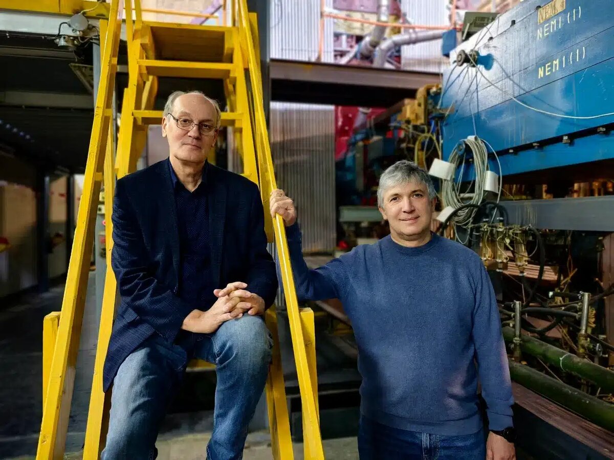    Евгений Левичев и Иван Логашенко на фоне детектора КЕДР коллайдера ВЭПП-4М / © Алла Сковородина