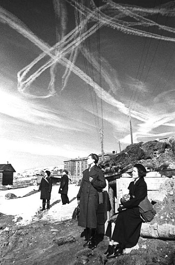 Мурманчане наблюдают за воздушным боем над городом 1943