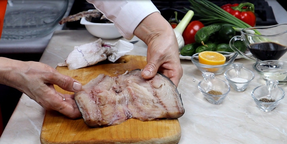 Тушка скумбрии, разрезанная по спинке, без позвоночника и косточек.