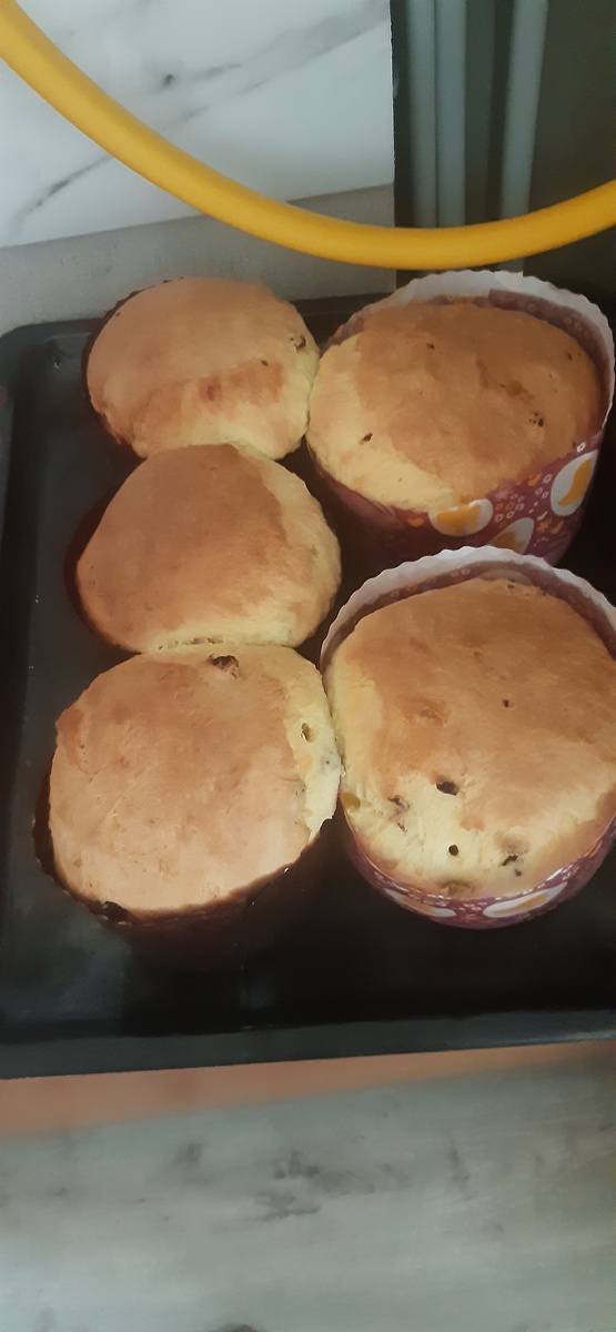 Получилось 3 кулича по 350 гр и 2 по 500гр