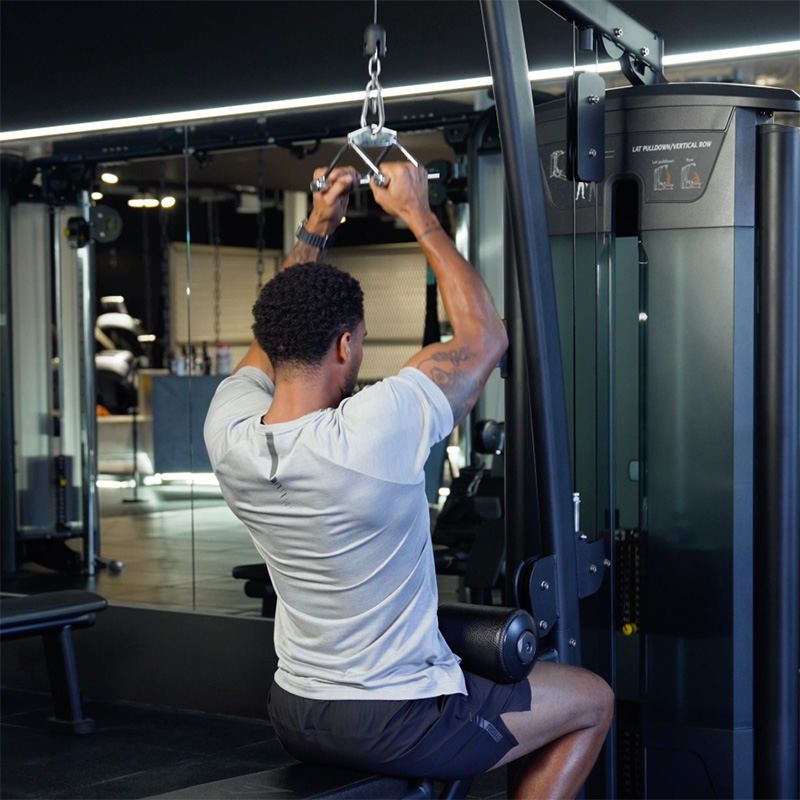 Вертикальная тяга блока узкой рукоятью