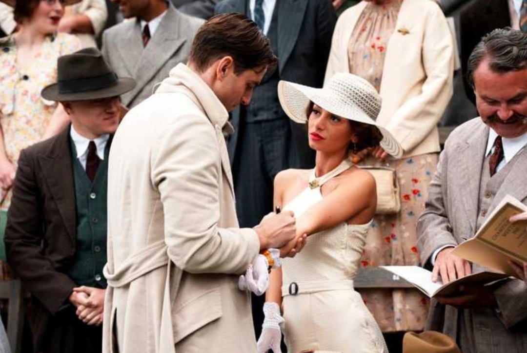 Вот героиня, у который был такой модный в то время маникюр.