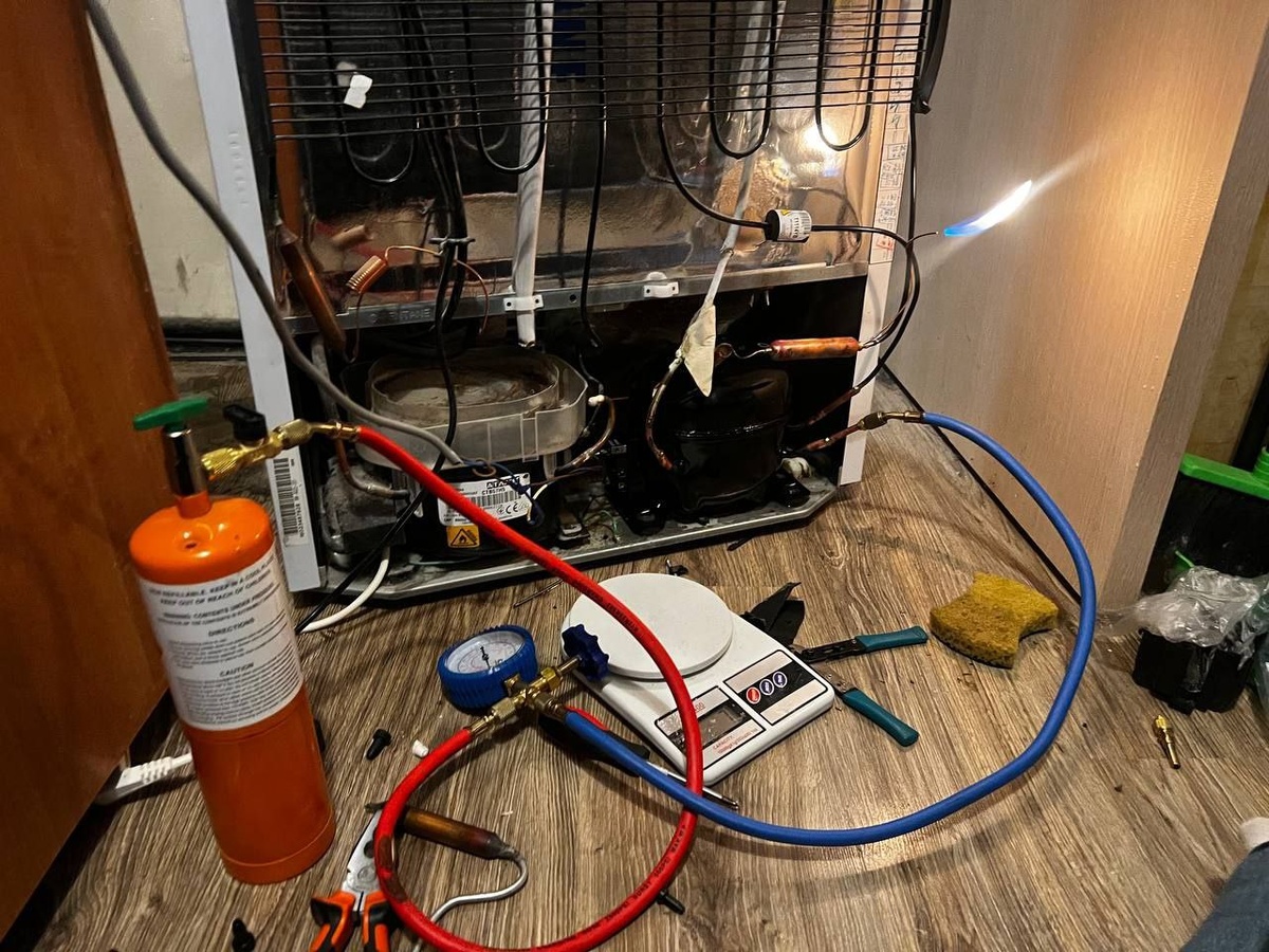 Начинаем создавать вакуум и закачивать хладогент