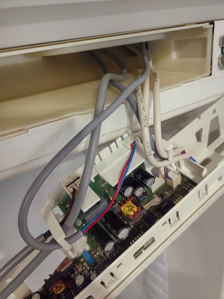 Не работает мотор из-за блока управления.