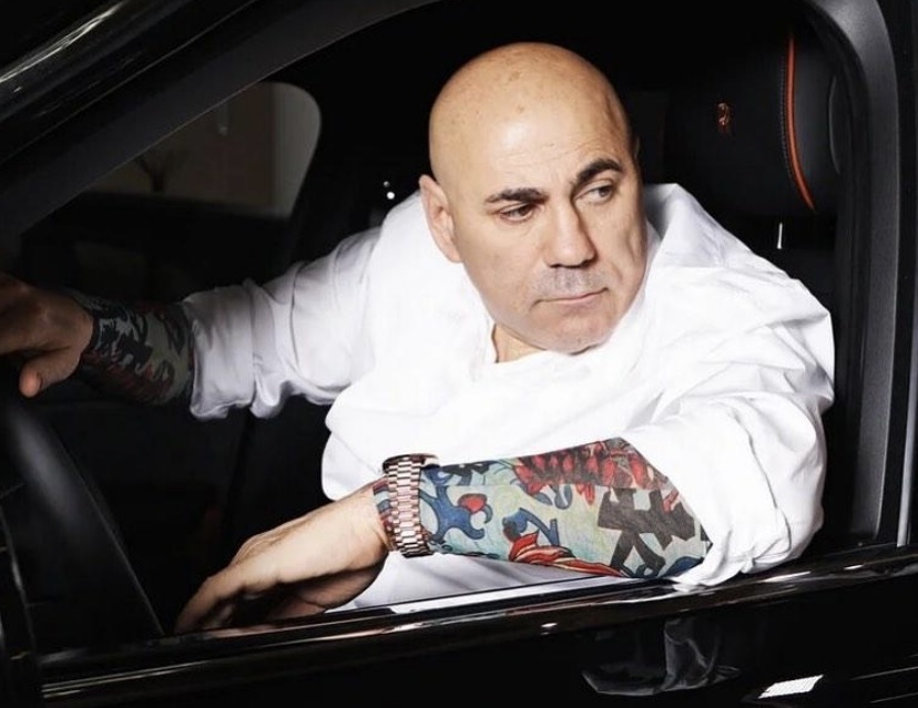 Иосиф Пригожин за рулём автомобиля