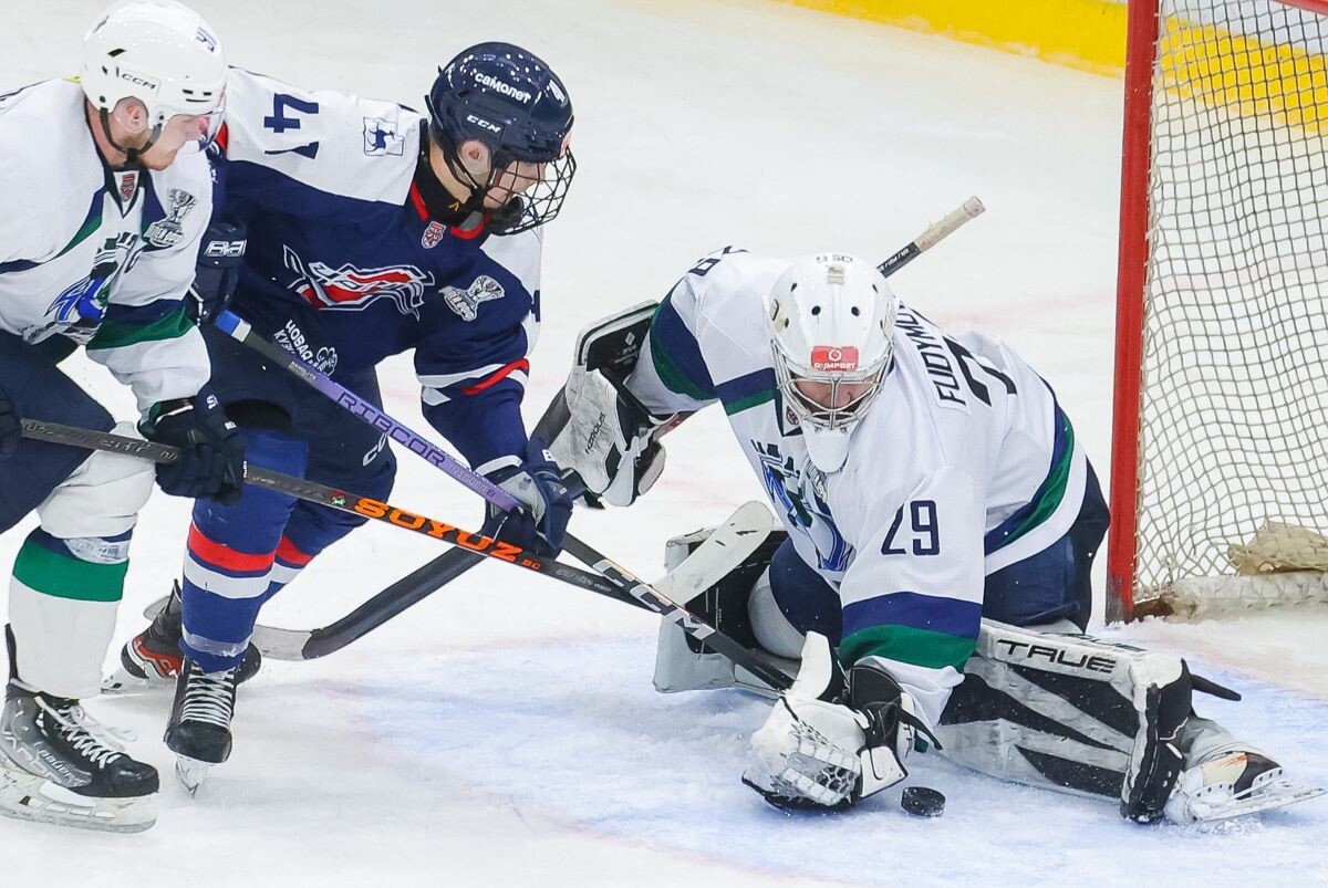    У ворот «Мамонтов Югры» – форвард Виктор Фёдоров, которому в феврале исполнилось 17 лет