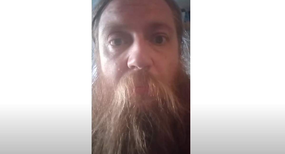 Скрин из видео автора канала