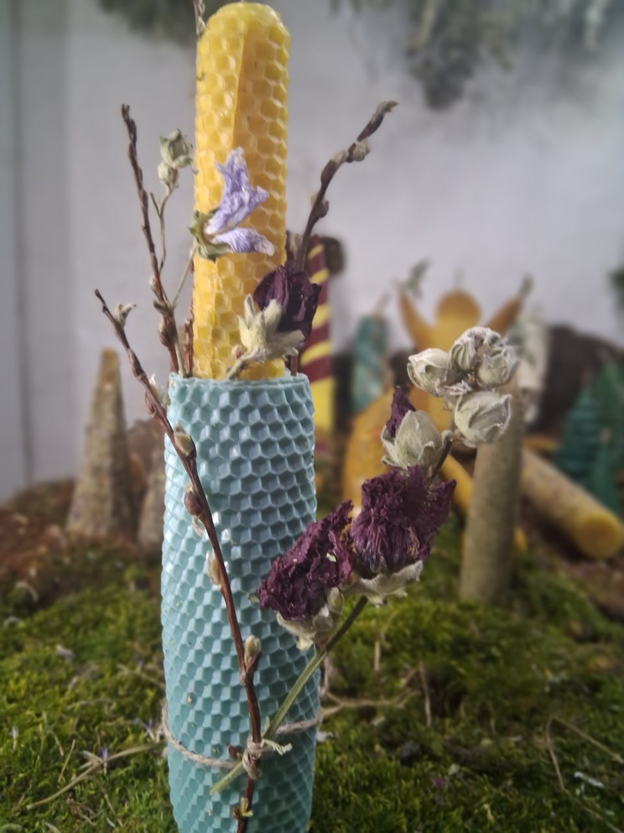 Родовая свеча с вербой и мальвой (из личного архива Елены Мешковой)