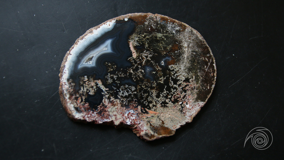 Всмотритесь. Этот агат хитро прищурил свой глаз! 