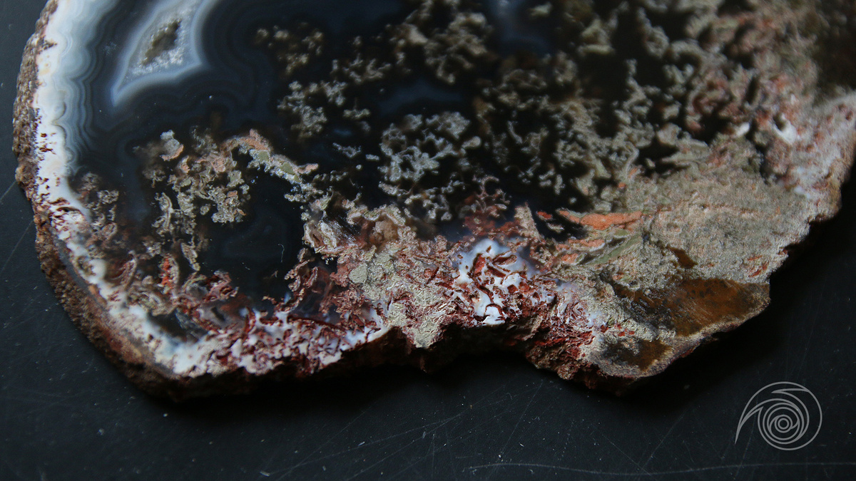 Первичная "труха", захваченная халцедоном, видимо, содержала много железа.