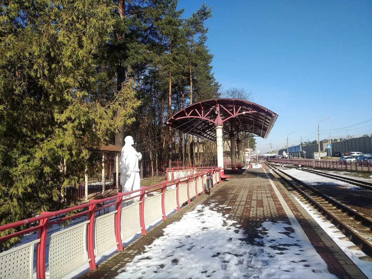 Солнечная ст. Юность ДЖД в Жуковском утром 14 апреля 2025 года, фото автора