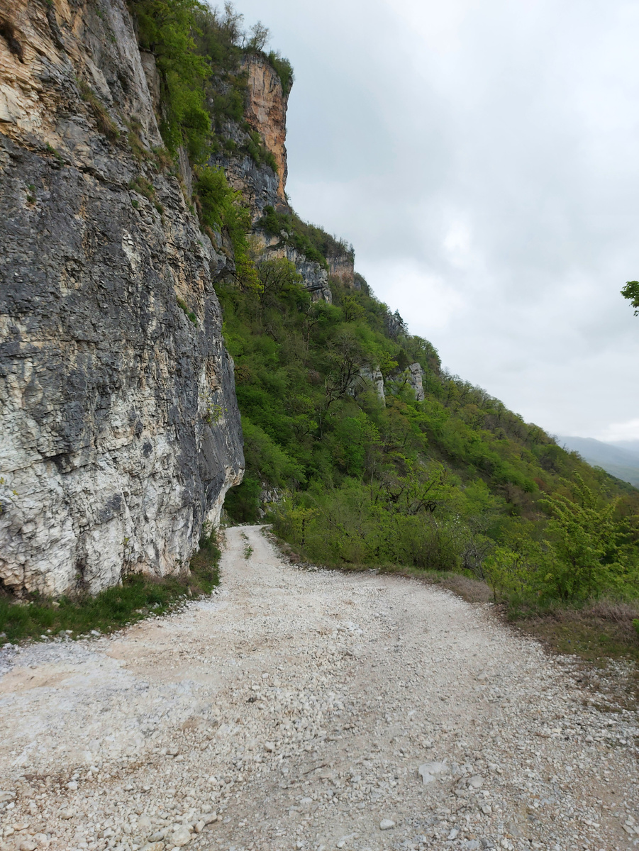 Асфальт сопровождает только в самом ачале пути, а дальше - только так.
