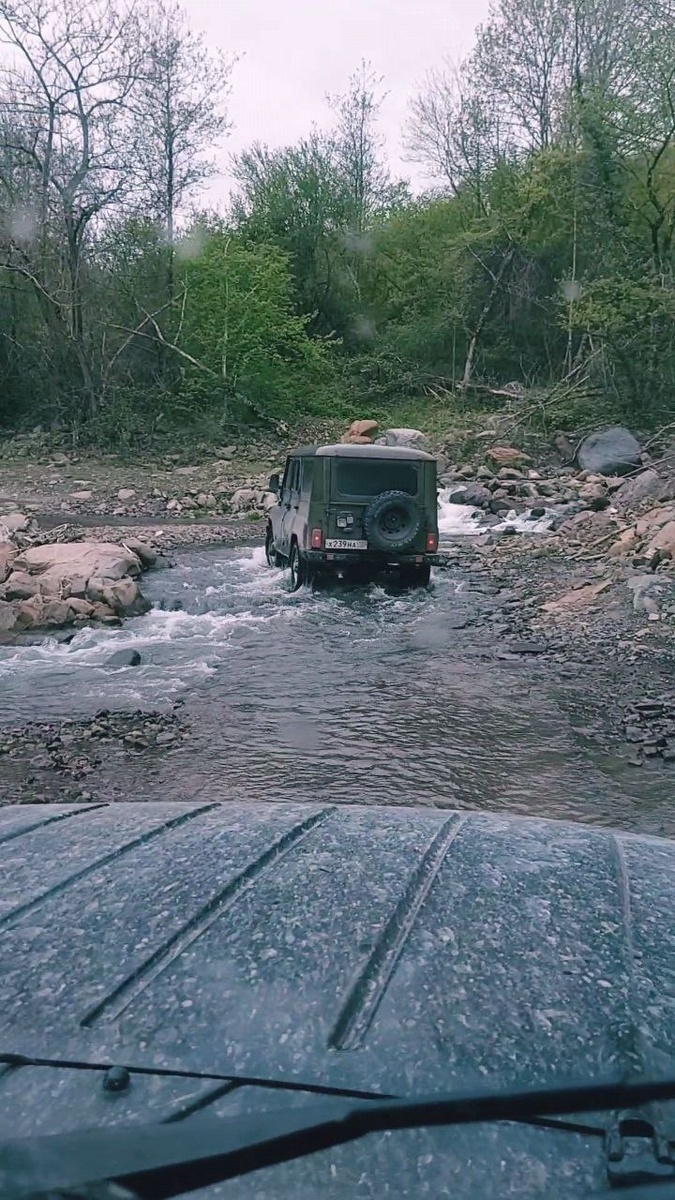 УАЗ, джип, одним словом - только полный привод в помощь, без такой техники не пробраться к пункту назначения.