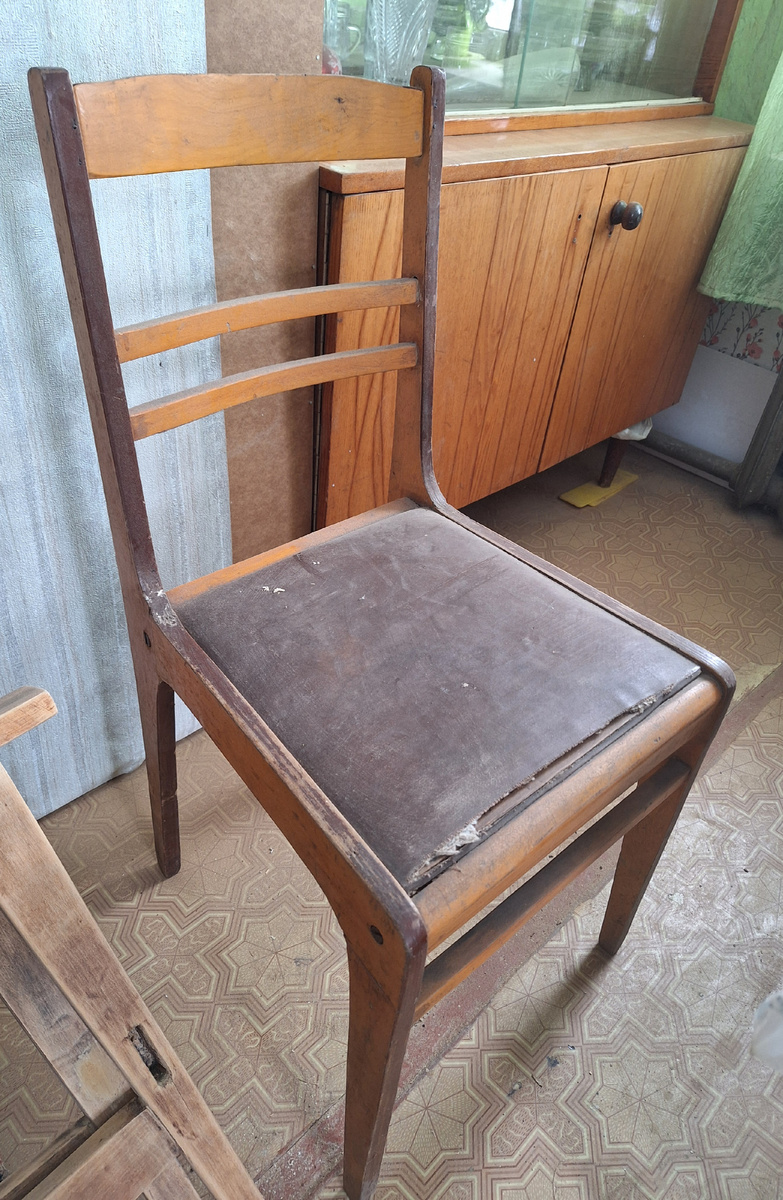 Сиденья я выбросила оба. Они просто не пригодны даже для переделки, расслоились, распались. 