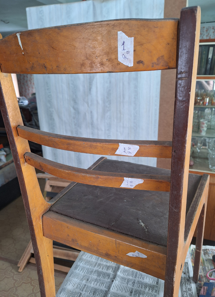 Все детали разные. Достаточно этого фото было. Можно и не подписывать.