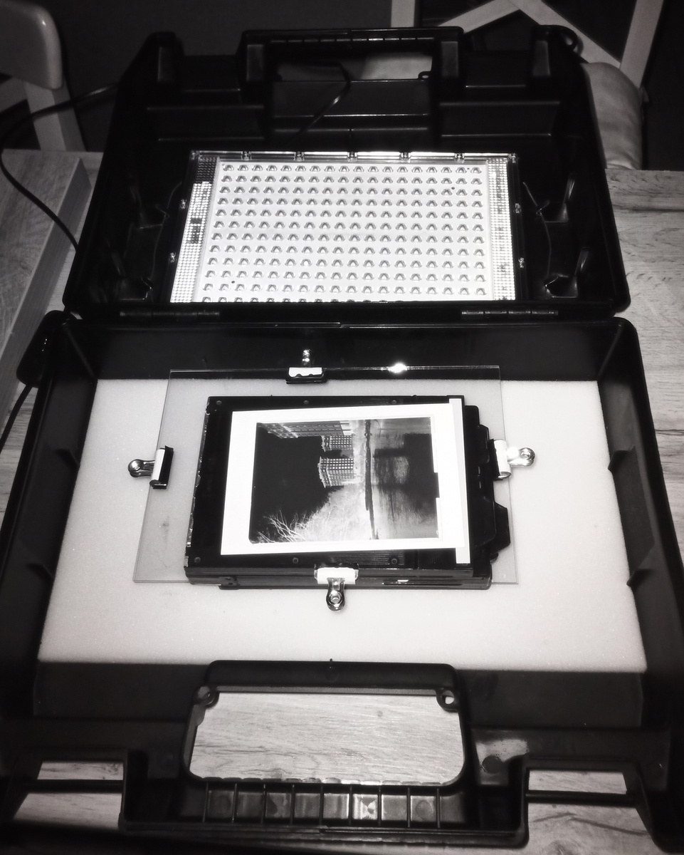 Простите за инфракрасное фото, просто делал его в процессе работы и это был единственный вариант преждевременно не засветить раствор)