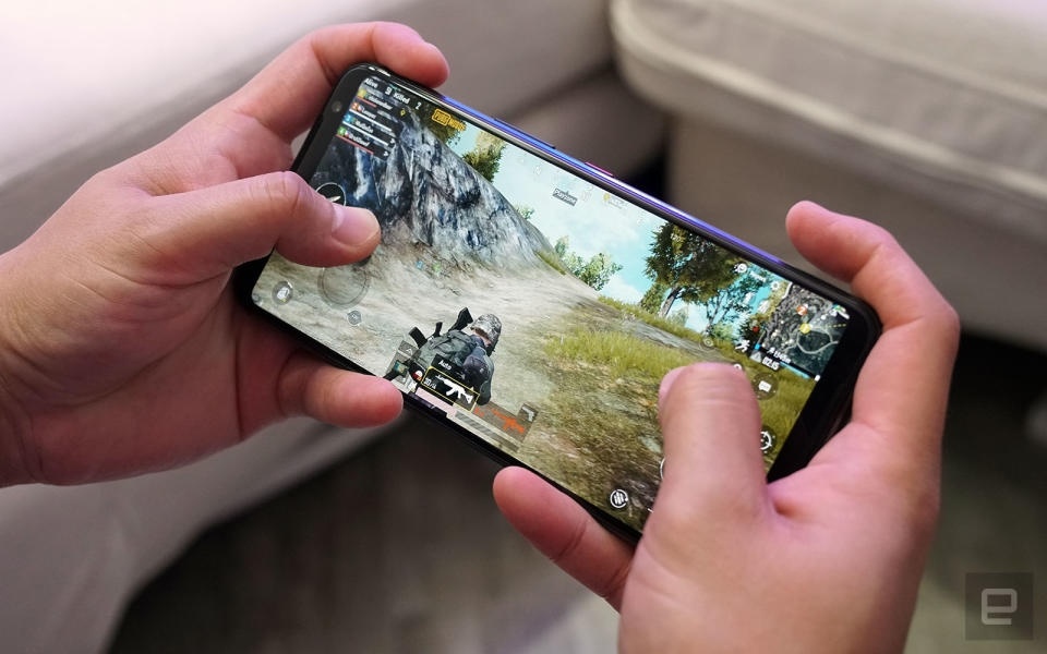 Игроки с большим опытом применяют четыре пальца для управления экраном. Этот метод, скорее всего, не будет удобен для начинающих. Тем не менее, по мере совершенствования своих навыков, вам обязательно следует его освоить