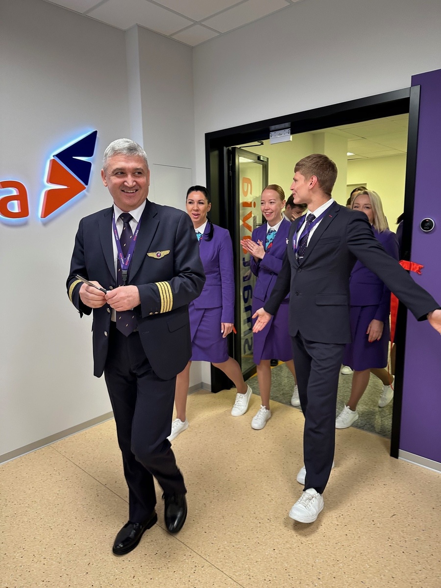 Пилот-инструктор авиакомпании Smartavia открыл брифинговую комнату для экипажей авиакомпании в аэропорту Пулково. Фото: пресс-служба авиакомпании Smartavia